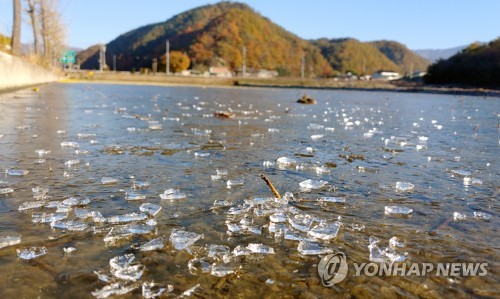 깊어가는 가을정취 만끽하자…추운 날씨 속 유명산·관광지 북적