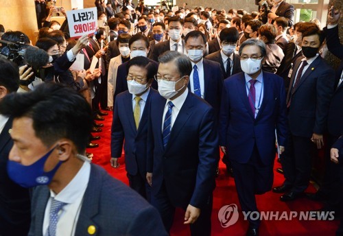 환호·야유 뒤섞인 시정연설…與 박수 26번·野 "나라가 왜이래'