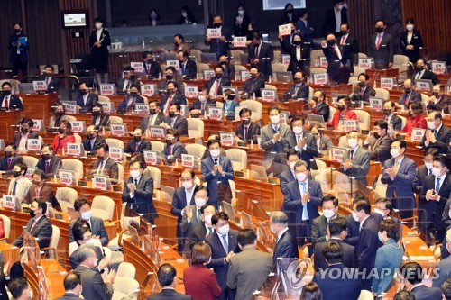 野, 경호처 '주호영 신원확인' 반발…대통령 입장 때 고성