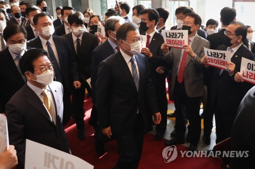 '주호영 몸수색'에 국회 발칵…野, 대통령 연설때 고성