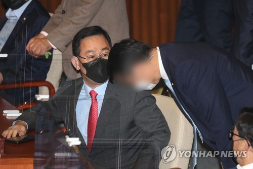 '주호영 몸수색'에 국회 발칵…野, 대통령 연설때 고성