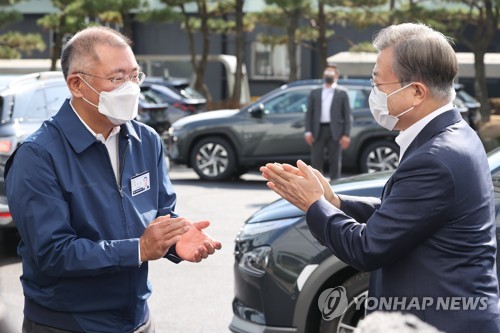 "우리 회장님"…정의선의 현대차에 박수 보낸 문대통령