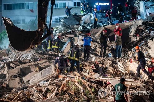 터키·그리스 곳곳 쓰나미로 '물바다'…지진 사망자 최소 26명