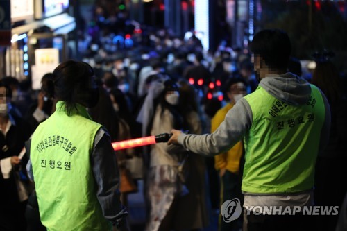 거리두기 사라진 이태원·강남역의 밤…'핼러윈 공포' 현실 되나(종합)