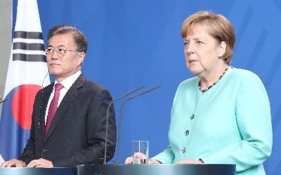 文 대통령-메르켈, 정상통화…"WTO 총장선거 지지 요청"