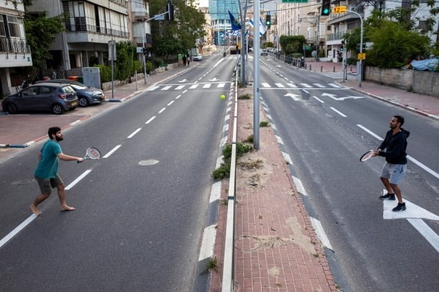 코로나19로 텅 빈 도로에서 테니스 치는 이스라엘 주민들. /사진=AP