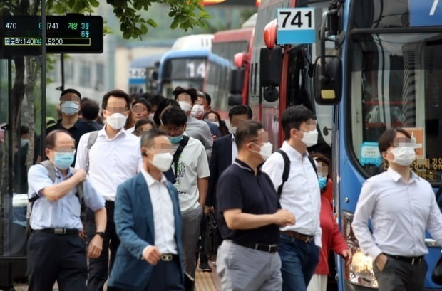 내달 13일부터 버스와 병원 등에서 마스크 미착용 시 최대 10만원의 과태료가 청구된다. 사진은 서울시 한 버스정류장의 출근길 모습. /사진=연합뉴스