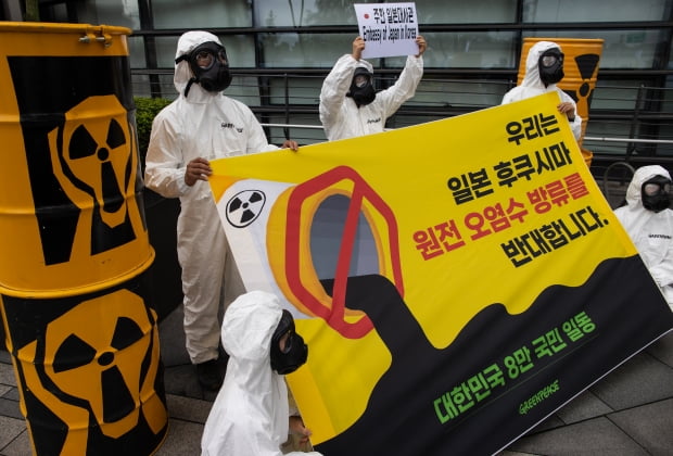 지난 7월 서울 종로구 주한일본대사관 앞에서 열린 '후쿠시마 오염수 방류 반대 기자회견'에서 그린피스 회원들이 관련 퍼포먼스를 하고 있다./사진=연합뉴스