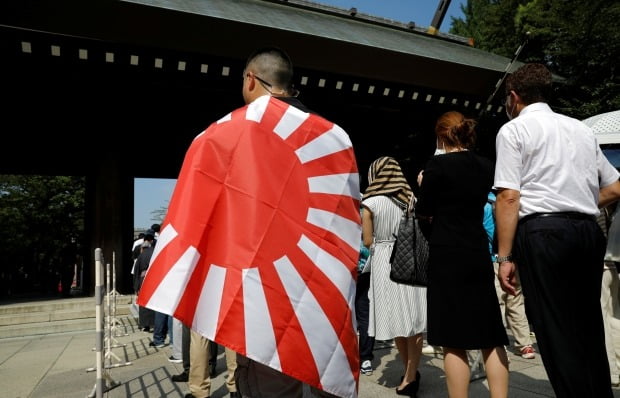 전범기를 두르고 도쿄 야스쿠니 신사에 참배하는 일본인 남성. 사진=로이터