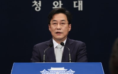 靑 "대통령 답장 육필로 쓴 뒤 타이핑…논란 이해 안돼"