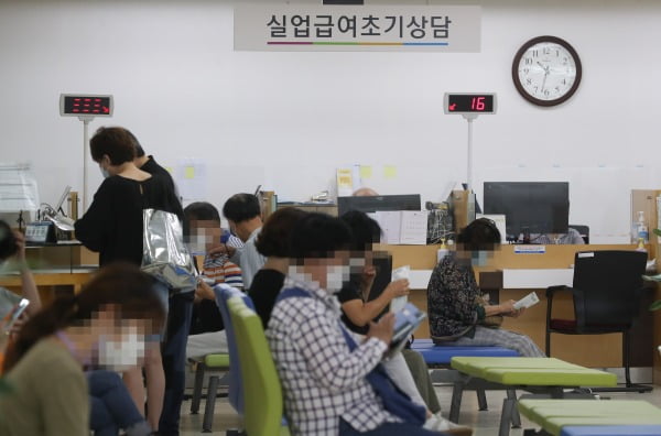 서울 중구 서울지방고용노동청에서 구직자들이 상담을 기다리고 있다. 연합뉴스