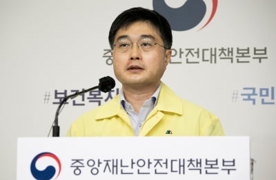 [속보] 정부 "코로나19 감소 추세 판단…전파력 1이하로 하락"