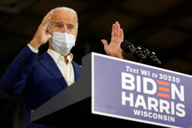 지난달 21일(현지시간) 위스콘신주 유세에서 마스크를 쓰고 연설하는 조 바이든 미국 민주당 대선후보. / 사진=AP
