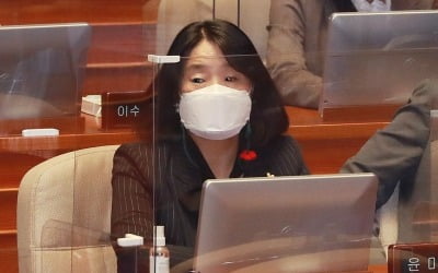 윤미향 "사건 기록 방대해 미뤄달라"…재판 11월로 연기