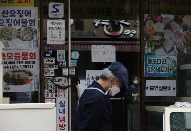 서울 종로구 젊음의 거리 한 실내포차에 영업 종료 안내문이 붙어있다 / 사진=연합뉴스(해당 사진은 기사와 무관합니다) 