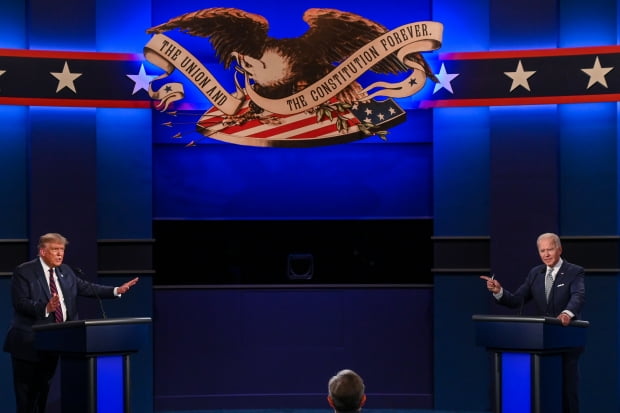 도널드 트럼프(왼쪽) 미국 대통령과 조 바이든 민주당 대선후보가 29일(현지시간) 오하이오주 클리블랜드에서 열린 대선 첫 TV토론에서 논쟁을 벌이고 있다. 사진=연합뉴스