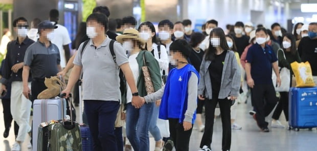 북적이는 제주국제공항 도착층(사진=연합뉴스)