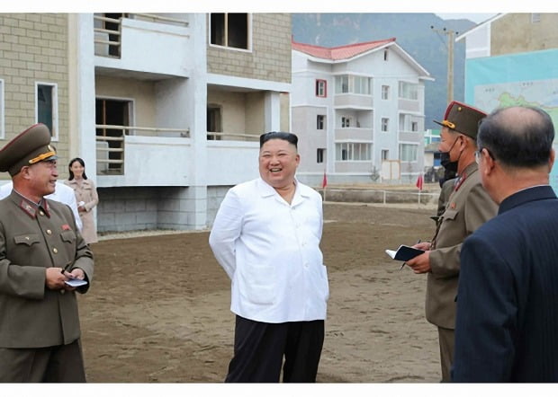 북한 김정은 국무위원장이 강원도 김화군 피해 복구 현장을 현지지도했다고 2일 노동당 기관지 노동신문이 보도했다. 두달여 간 공식석상에 모습을 드러내지 않았던 김여정 당 제1부부장이 수행하는 모습도 포착됐다. (사진=연합뉴스)