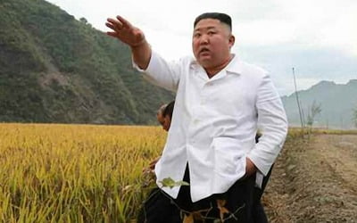 '신무기' 공언한 김정은, 열병식서 다탄두 ICBM 공개하나