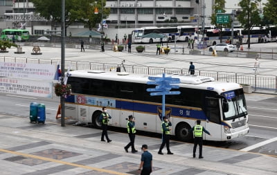 조국·추미애 집앞 '개천절 차량집회' 허용…기자회견은 불허