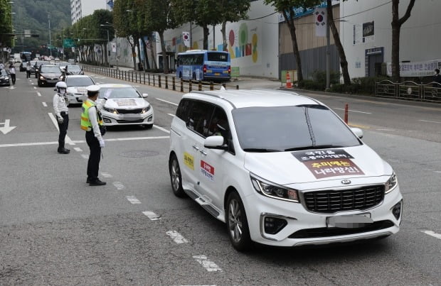 개천절인 3일 오후 서울 서초구 조국 전 법무부 장관의 자택 부근 도로에서 보수를 표방하는 단체인 '대한민국 애국순찰팀' 회원들이 차량 시위를 벌이고 있다 (사진=연합뉴스)