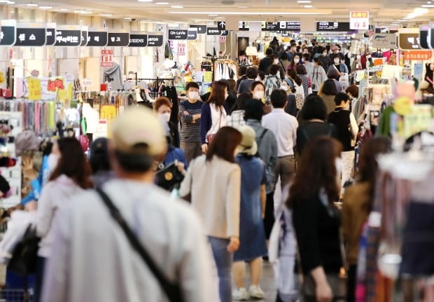 개천절인 3일 오후 서울의 한 지하상가가 쇼핑객으로 북적이고 있다 (사진=연합뉴스)