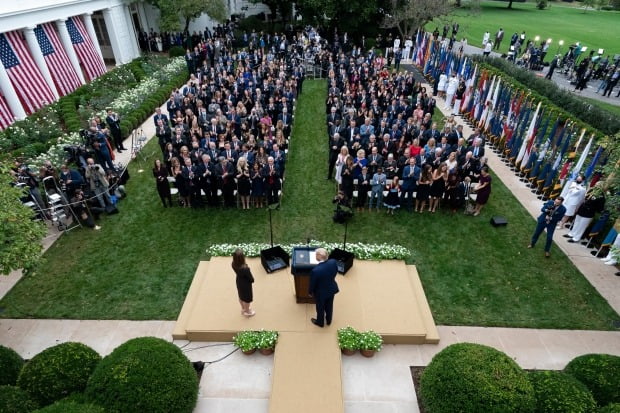 지난달 26일(현지시간) 미국 백악관 로즈가든에서 도널드 트럼프(연단 위 오른쪽) 미국 대통령이 참석한 가운데 에이미 코니 배럿(연단 위 왼쪽) 연방대법관 후보자 지명행사가 열리고 있다. /사진=연합뉴스