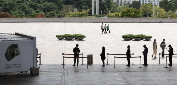 서울 용산구 국립중앙박물관을 찾은 시민들이 사회적 거리두기를 지키며 전시장 입장을 기다리고 있다. /연합뉴스