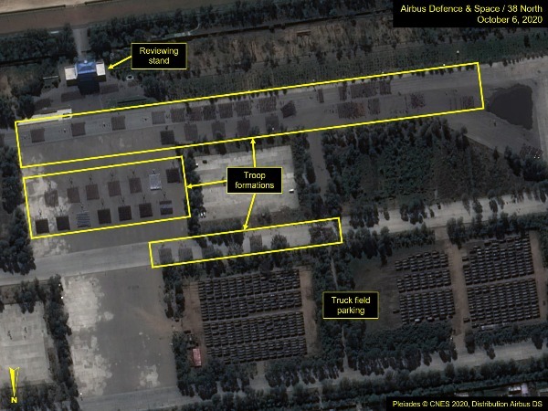 지난 6일 촬영한 위성사진으로, 북한 평양 미림비행장 내 김일성광장을 본뜬 구역에서 오는 10일 노동당 창건 75주년을 앞두고 대규모 병력(가운데)이 열병식 예행연습을 하는 모습. 사진=연합뉴스