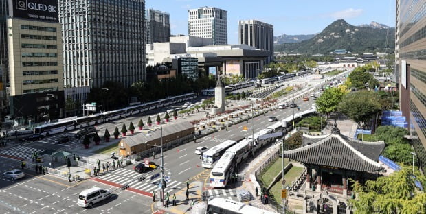 한글날인 지난 9일 서울 세종대로 일대에 돌발적인 집회·시위 등을 차단하기 위한 경찰 버스가 줄지어 서 있다. /사진=연합뉴스