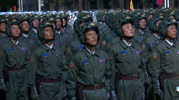  북한이 10일 노동당 창건 75주년을 맞아 열병식을 열었다고 조선중앙TV가 보도했다. 해가 지고 어두워진 김일성 광장에서 북한군이 꼿꼿한 자세로 사열해 있다./사진=조선중앙TV