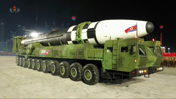 북한이 10일 당창건 75주년 열병식에서 신형 ICBM을  공개했다. 조선중앙TV가 보도한 화면을 보면 신형 ICBM은 길이와 직경이 종전보다 길어진 모습이다./사진=연합뉴스