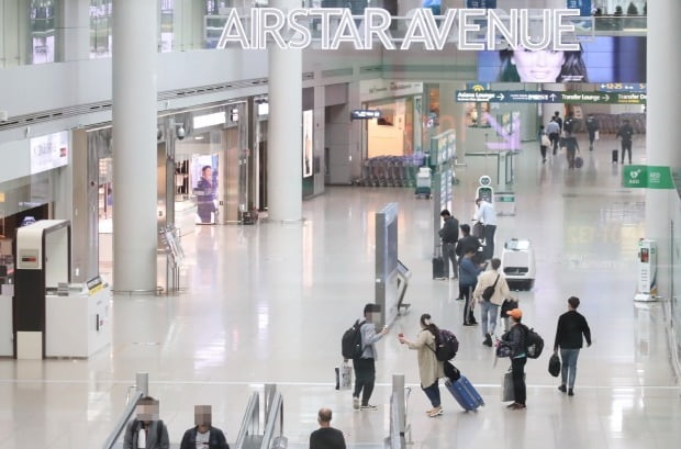 지난 13일 인천국제공항 제1터미널 내 면세구역의 모습. 신종 코로나바이러스 감염증(코로나19) 여파로 입·출국자가 적어 한산한 모습을 보이고 있다./사진=연합뉴스