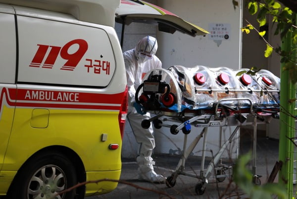 지난 14일 오전 부산 북구 만덕동 해뜨락 요양병원에서 코로나19 환자 이송이 진행되고 있다. 이 요양병원은 직원 9명과 환자 43명이 신종 코로나바이러스 감염증(코로나19) 확진 판정을 받아 동일집단 격리에 들어갔다/사진=연합뉴스