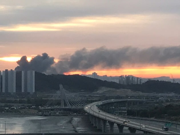 15일 오전 6시 39분께 인천시 남동구 남동공단의 의료용 필터 제조 공장에서 화재가 발생해 소방당국이 진화 작업에 돌입했다. 사진=연합뉴스