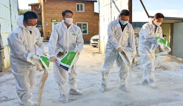 지난 16일 전남 곡성군의 한 양돈농가를 찾은 농협전남지역본부 관계자들이 '아프리카돼지열병(ASF)' 차단을 위한 특별방역을 진행하고 있다. 사진=연합뉴스