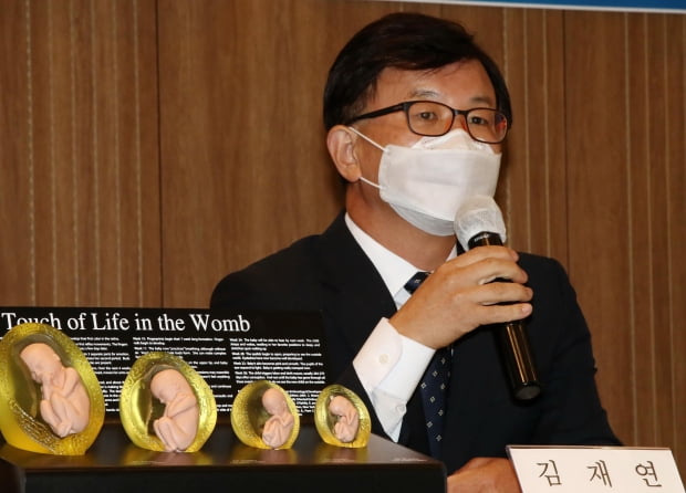 19일 오전 서울 중구 코리아나호텔에서 열린 '낙태법 개정 관련 산부인과 단체 기자회견'에서 김재연 대한산부인과의사회장이 질문에 답하고 있다. /사진=연합뉴스