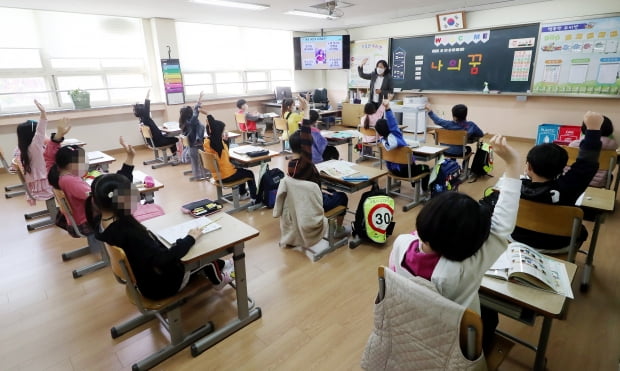 인천시 동구 창영초등학교 1학년 교실에 학생들이 수업에 열중하고 있다. 이 학교 1학년 전원은 이날 모두 등교했다. 사진=연합뉴스