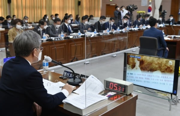 이재명 경기도지사가 19일 오전 경기도 수원시 팔달구 경기도청에서 열린 국회 행정안전위원회의 경기도에 대한 국정감사에서 의원들 질의에 답변하고 있다. /사진=연합뉴스