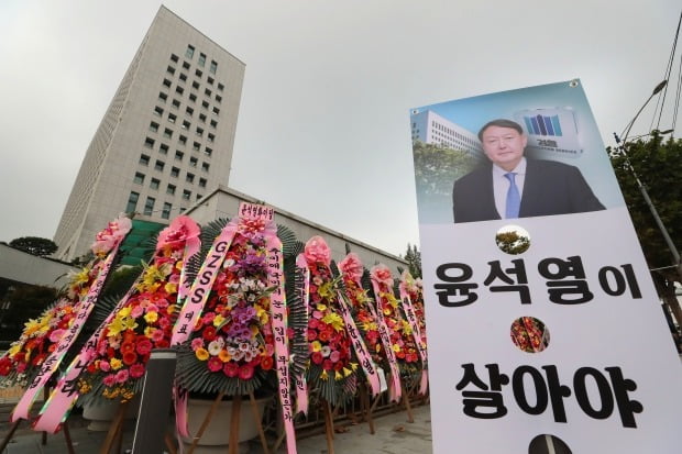 국회 법제사법위의 대검찰청 국감이 열리는 22일 오전 서울 서초구 대검찰청 정문 앞에 윤석열 검찰총장을 응원하는 화환이 놓여있다.  (사진=연합뉴스)