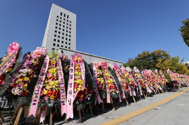  25일 오전 서울 서초구 대검찰청 입구에 윤석열 검찰총장을 응원하는 화환이 놓여 있다.  사진=연합뉴스