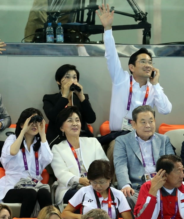 한국 재계를 대표하는 이건희 삼성그룹 회장이 25일 서울 일원동 삼성서울병원에서 별세했다. 향년 78세. 2014년 5월 급성심근경색증으로 서울 이태원동 자택에서 쓰러진 뒤 6년 만이다. 유족으로는 부인 홍라희 전 리움미술관 관장, 아들 이재용 삼성전자 부회장, 딸 이부진 호텔신라 사장, 이서현 삼성복지재단 이사장, 사위 김재열 삼성경제연구소 사장이 있다. 2012년 7월 29일 이건희 회장 가족이 영국 런던 올림픽파크의 아쿠아틱스 센터에서 열린 2012 런던올림픽 남자 자유형 400ｍ 결승을 참관하고 있다. (사진=연합뉴스)