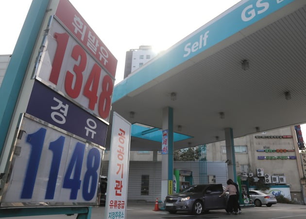 전국 주유소 기름값이 10주 연속 하락했다.  31일 한국석유공사 유가정보서비스 오피넷에 따르면 10월 넷째 주 전국 휘발유 판매 가격은 지난주보다 3.4원 하락한 L당 1328.0원으로 집계됐다. 사진=연합뉴스