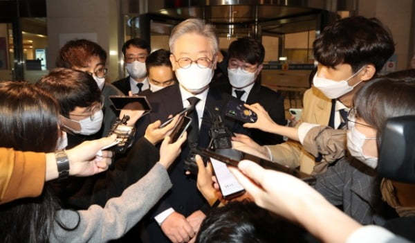 이재명 경기도지사가 지난 25일 고(故) 이건희 삼성그룹 회장의 빈소가 마련된 서울 강남구 삼성서울병원 장례식장에서 조문을 마친 뒤 취재진 질문에 답하고 있다. /사진=연합뉴스