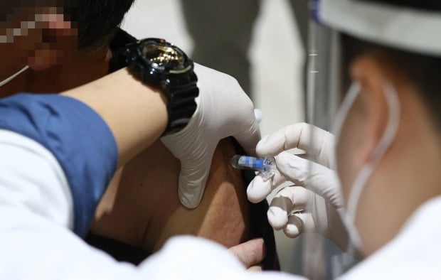 국내에서 독감 백신 접종 후 사망사고가 잇따르자 싱가포르 보건 당국이 자국 내에서 관련 백신에 대한 접종 중단을 권고했다./사진=연합뉴스