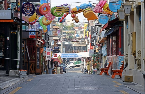 핼러윈 데이를 닷새 앞둔 26일 서울 용산구 이태원 거리가 한산하다./ 사진=연합뉴스