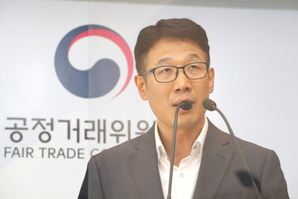 권순국 공정거래위원회 유통거래과장이 28일 오전 세종시 정부세종청사에서 롯데쇼핑(슈퍼부문) 및 씨에스유통의 대규모유통업법 위반행위 제재와 관련해 브리핑하고 있다.사진=연합뉴스