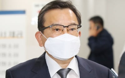 김학의, 2심서 징역 2년 6개월…법정 구속