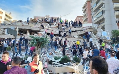 "건물 20채 무너졌다"…'규모 7' 강진에 터키 정부 '비상'