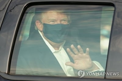 트럼프, 코로나 입원중 깜짝외출 '돌출행동'…"미친 짓" 비판론